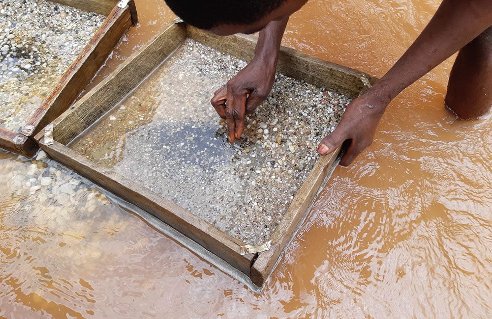 Artisanal diamond extraction in Congo
